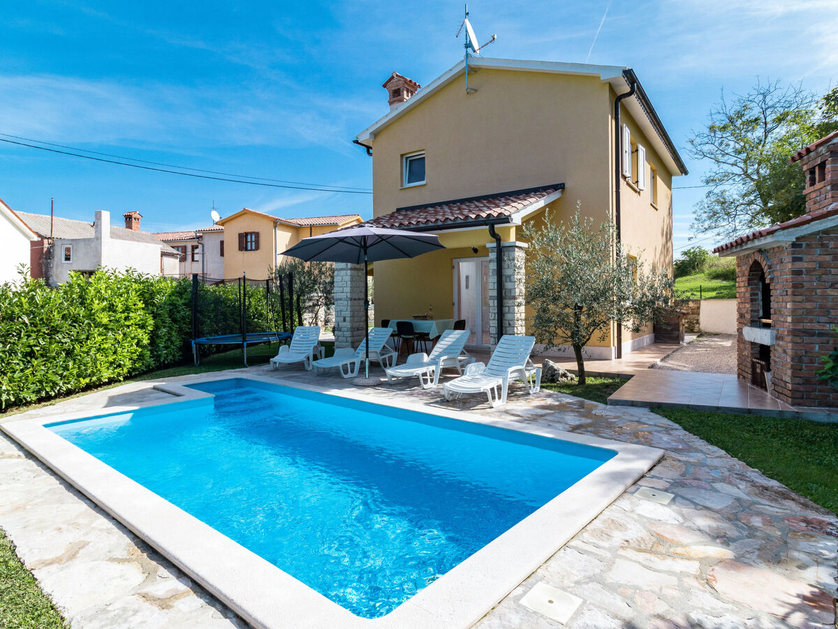 Antoni – Maison 6 pers. avec piscine privée à Pićan - Photo 1