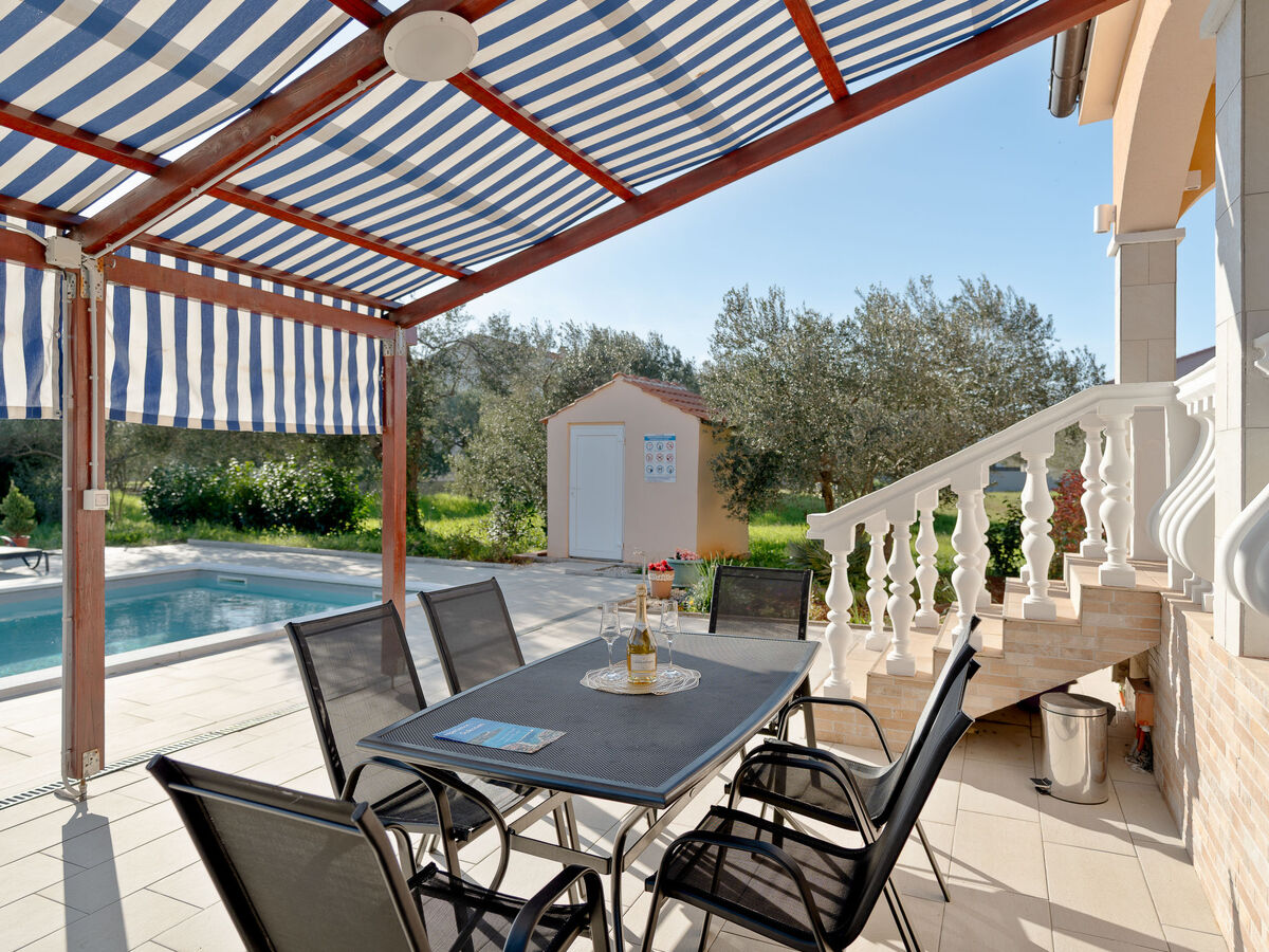 Maison Danijel à Zadar : piscine privée et terrasse - Photo 2