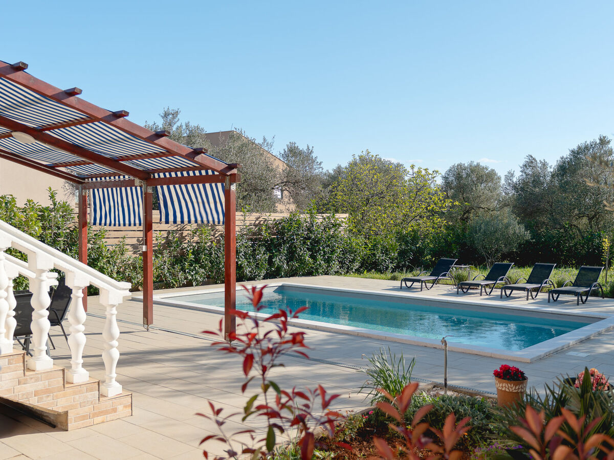 Maison Danijel à Zadar : piscine privée et terrasse - Photo 4