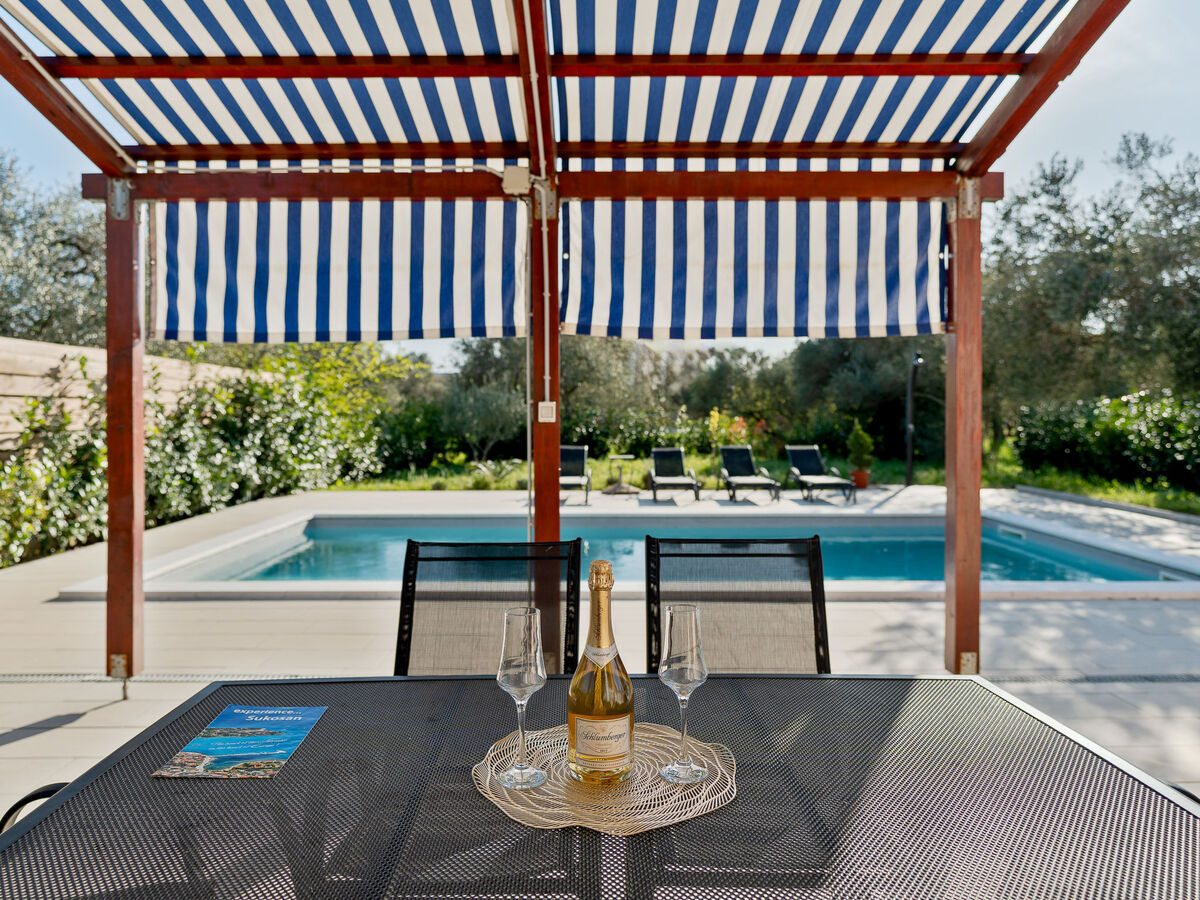 Maison Danijel à Zadar : piscine privée et terrasse - Photo 5