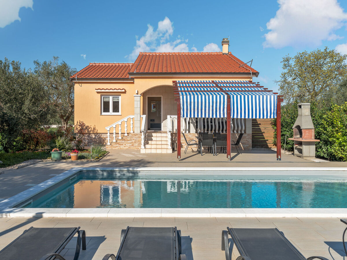 Maison Danijel à Zadar : piscine privée et terrasse - Photo 27