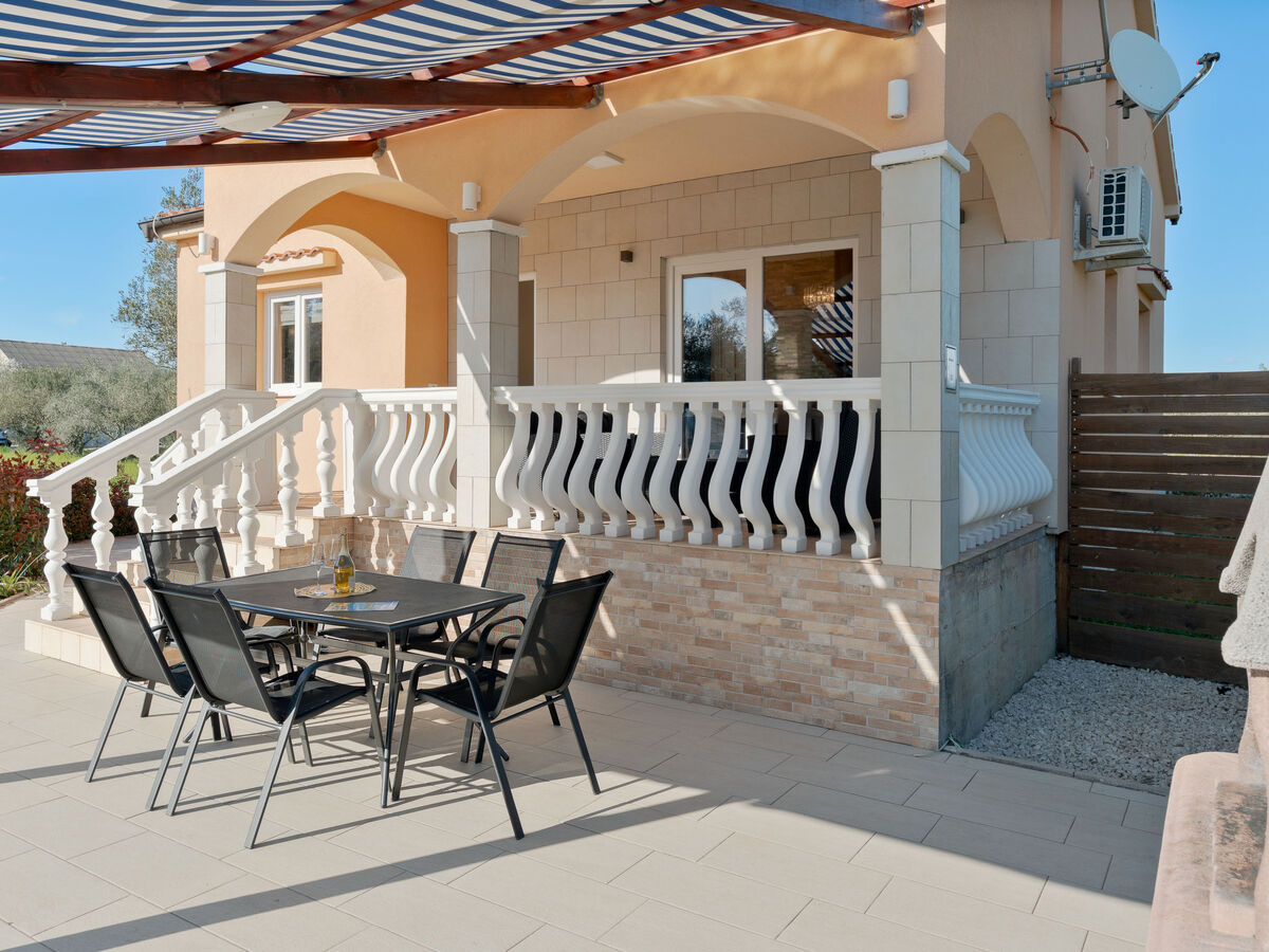 Maison Danijel à Zadar : piscine privée et terrasse - Photo 32