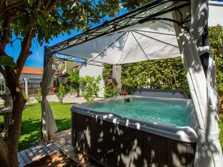 Maison Slava i Oksana, 5 chambres face à la piscine : photo 3