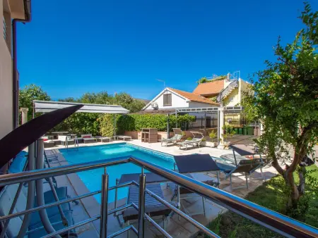 Maison Slava i Oksana, 5 chambres face à la piscine : photo 14