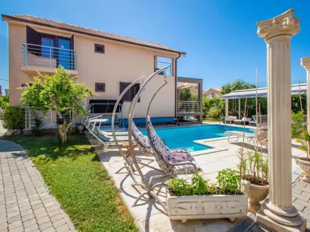 Maison Slava i Oksana, 5 chambres face à la piscine : photo 15