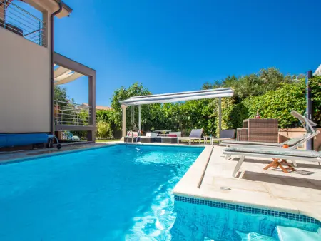 Maison Slava i Oksana, 5 chambres face à la piscine : photo 16