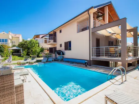 Maison Slava i Oksana, 5 chambres face à la piscine : photo 17