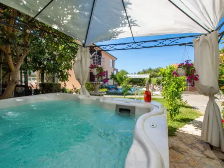 Maison Slava i Oksana, 5 chambres face à la piscine : photo 20