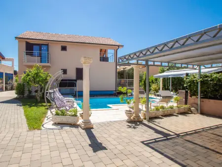 Maison Slava i Oksana, 5 chambres face à la piscine : photo 22