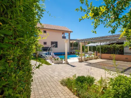 Maison Slava i Oksana, 5 chambres face à la piscine : photo 31