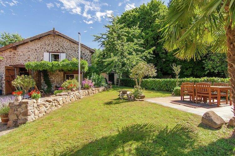 Gîte Montizon : maison en pierre avec piscine à Roussines - Photo 1