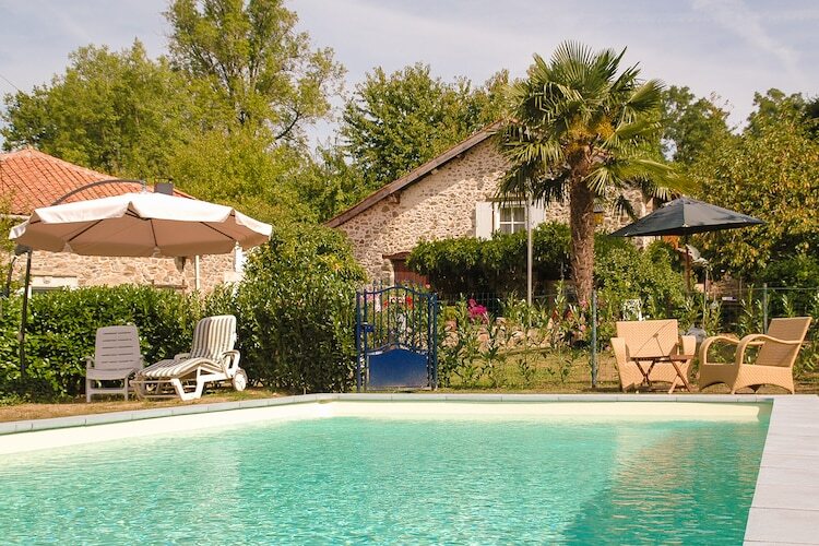 Gîte Montizon : maison en pierre avec piscine à Roussines - Photo 2