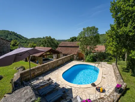 Location maison à Hum, Kapitani