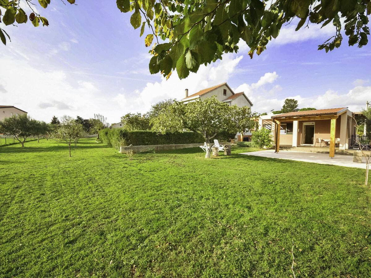 Maison Lorenzo à 150 m de la plage, Privlaka - Photo 1