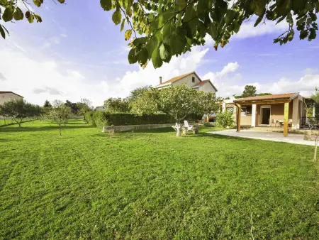 Maison Lorenzo à 150 m de la plage, Privlaka