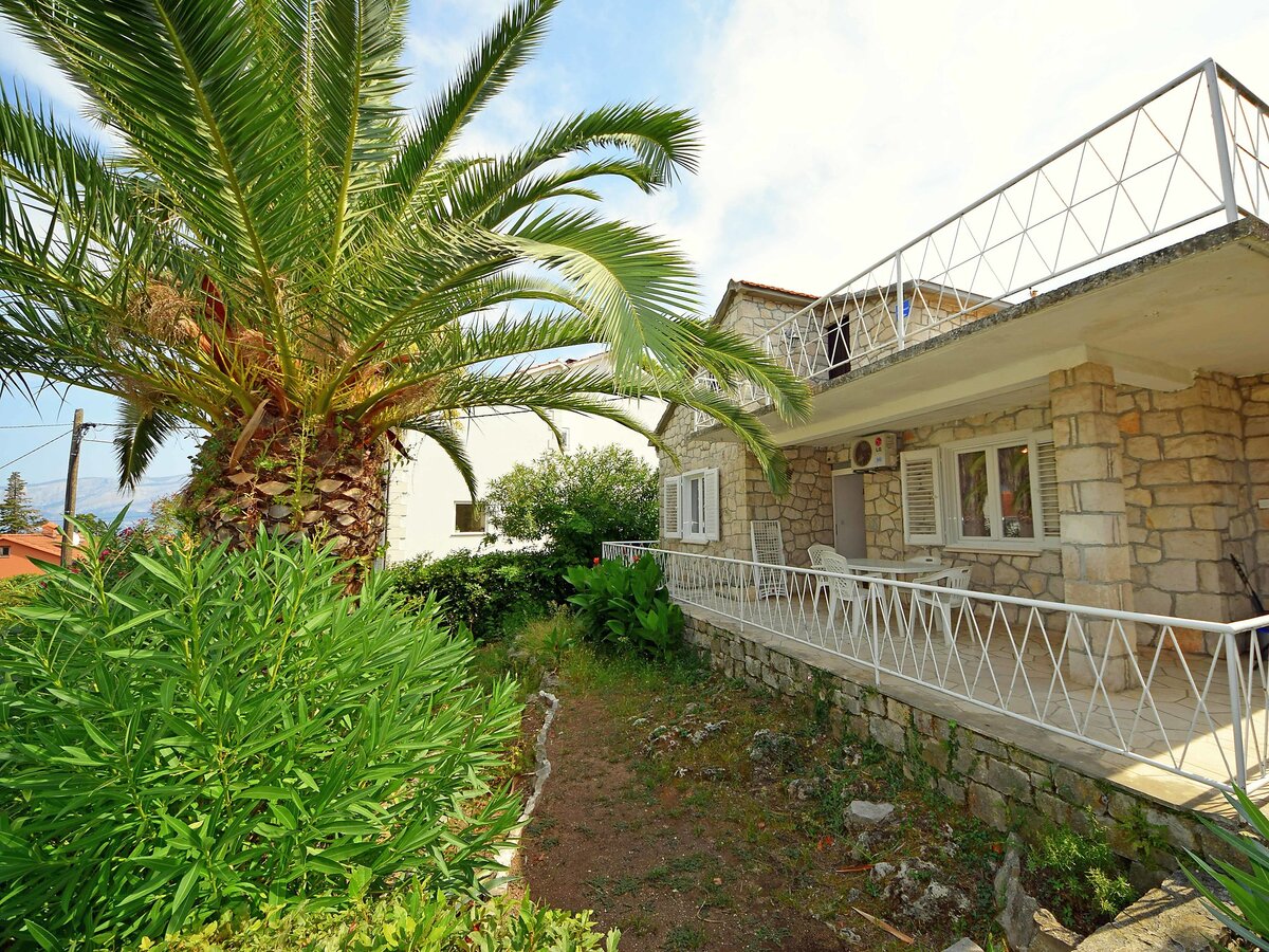 Villa Palma à Postira : maison 3 chambres, 250 m de la mer - Photo 1