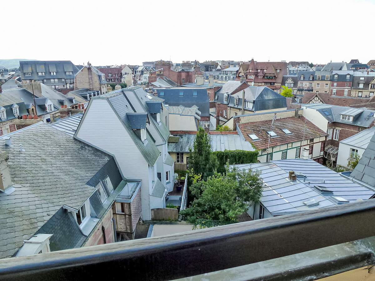 Appartement Le Plazza, balcons est-ouest et vue sur Deauville - Photo 16