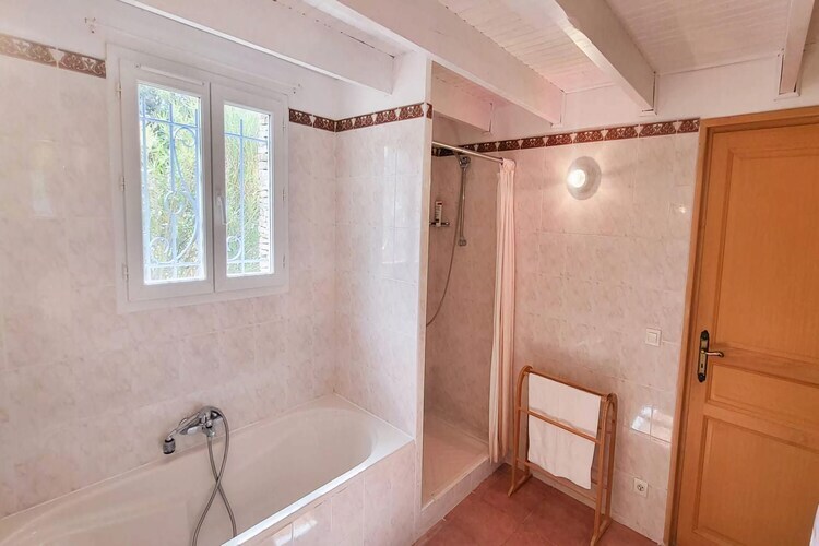 Villa 5 chambres avec piscine privée et jardin clôturé - Photo 15