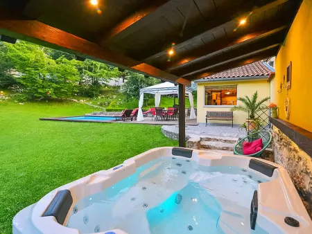 Maison Škalniški avec piscine privée à Jurdani : photo 5