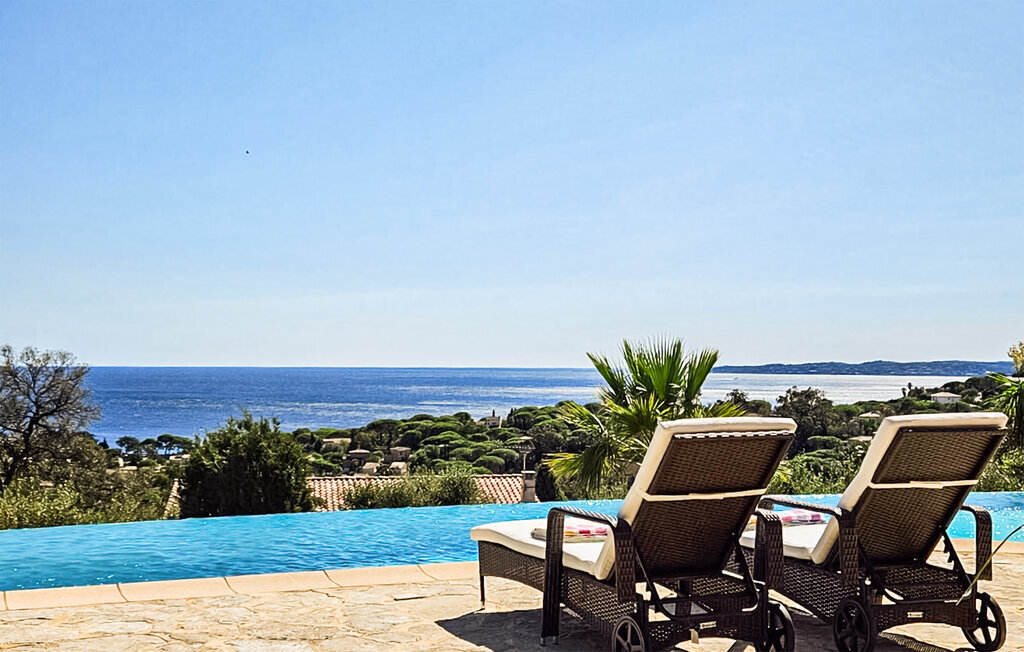 Maison vue mer avec piscine débordement aux Issambres - Photo 1