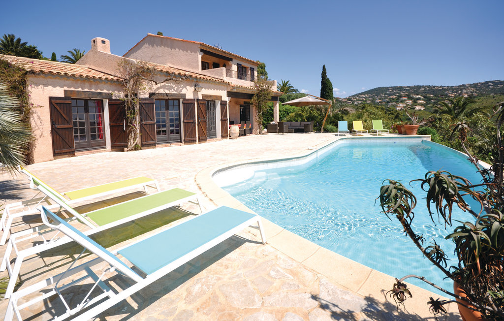 Maison vue mer avec piscine débordement aux Issambres - Photo 2