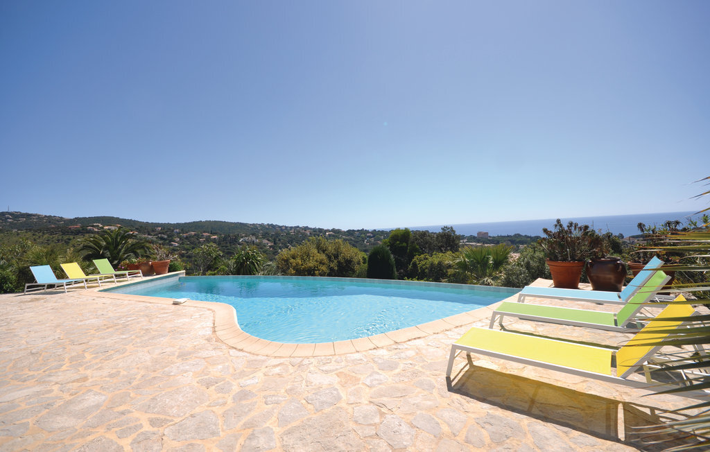 Maison vue mer avec piscine débordement aux Issambres - Photo 10