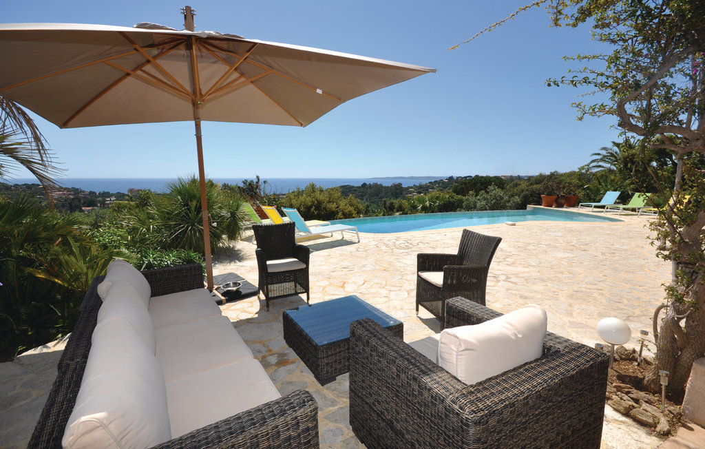 Maison vue mer avec piscine débordement aux Issambres - Photo 12