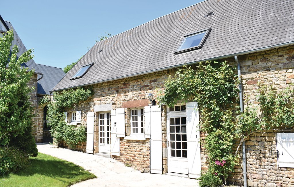 Maison en pierre près de l'abbaye de La Lucerne - Photo 1