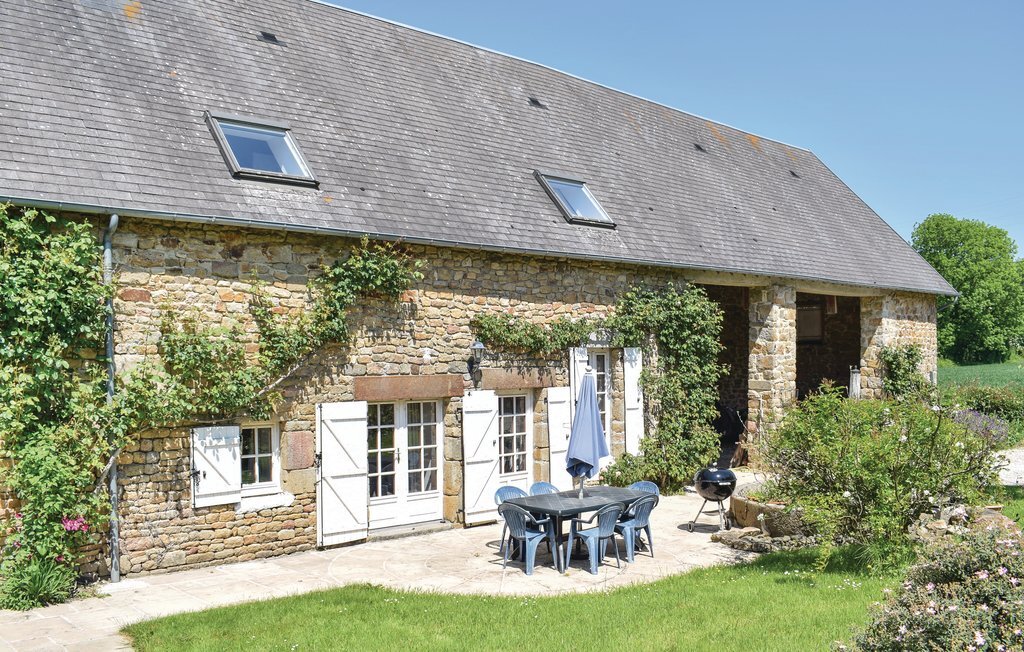 Maison en pierre près de l'abbaye de La Lucerne - Photo 1