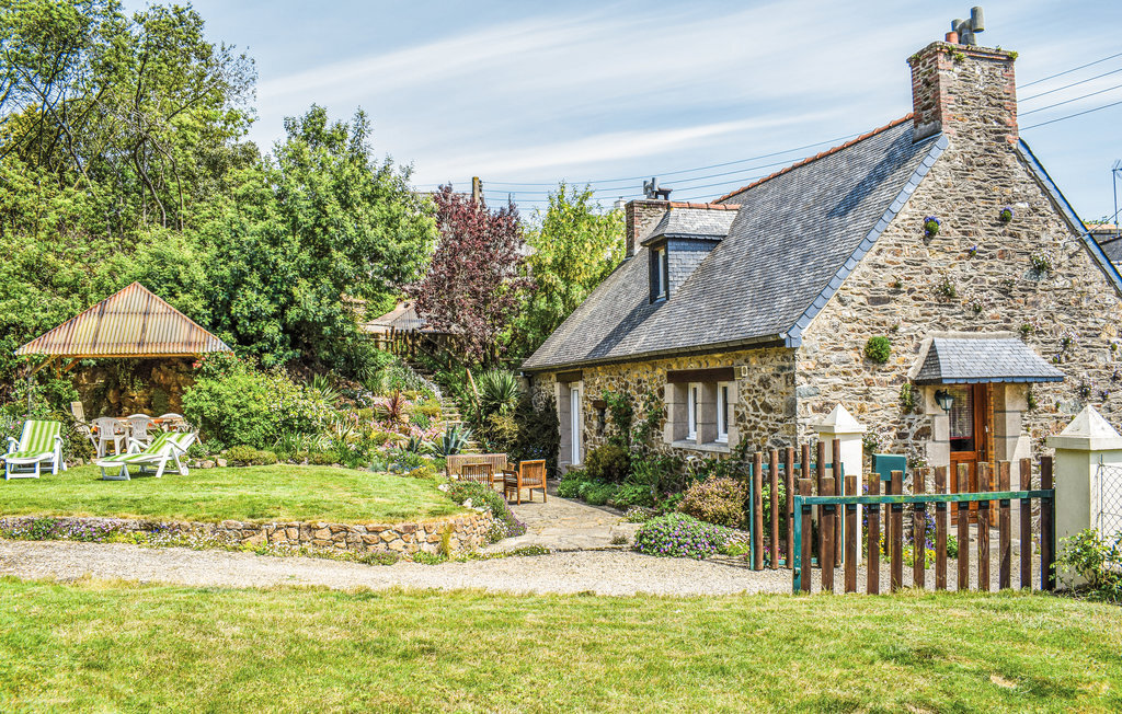 Maison de pierre du siècle dernier à Plouguiel - Photo 1