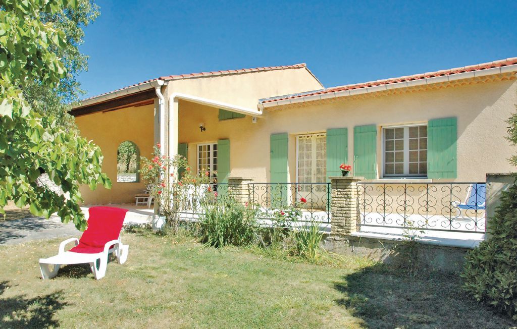 Maison 2 chambres à Saint-Trinit, 1000 m² de jardin - Photo 1