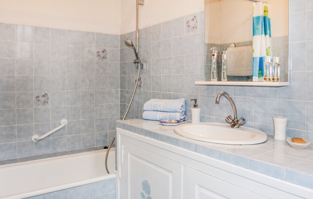 Maison 2 chambres à Saint-Trinit, 1000 m² de jardin - Photo 18