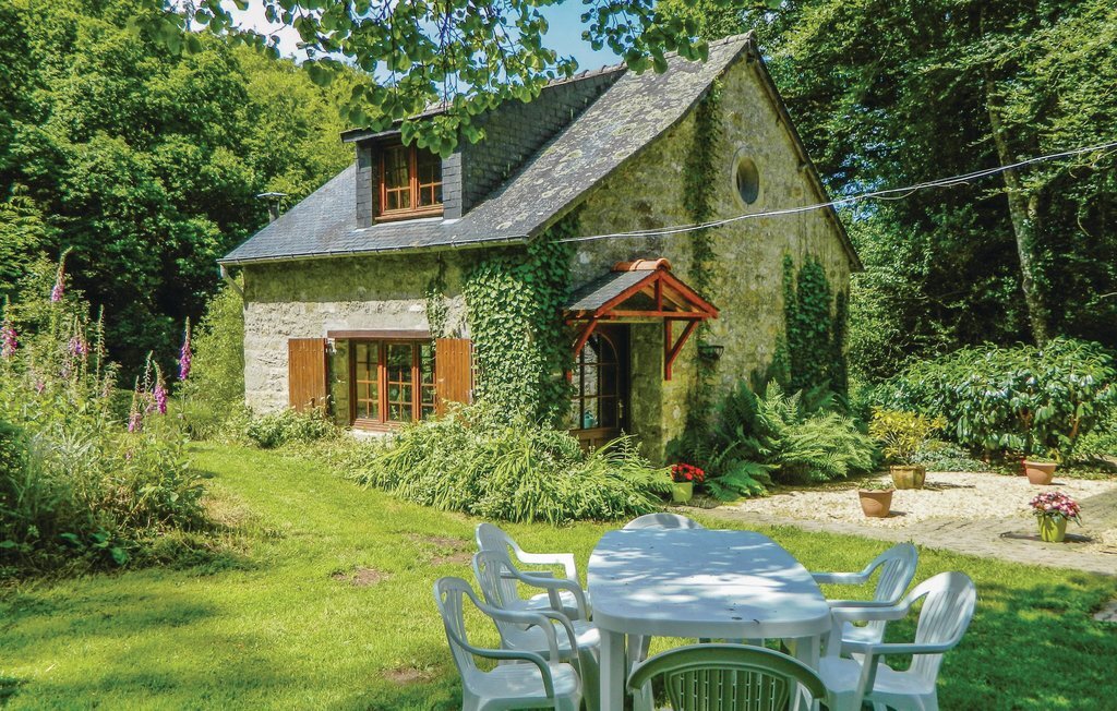 Maison en pierre du 16e siècle à Guern, pêche à l'étang - Photo 1