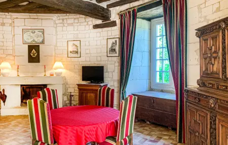Pigeonnier du 12e siècle à Chinon, vue château : photo 2