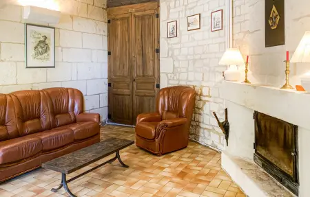 Pigeonnier du 12e siècle à Chinon, vue château : photo 3