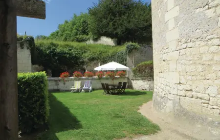 Pigeonnier du 12e siècle à Chinon, vue château : photo 4