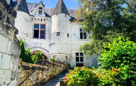 Pigeonnier du 12e siècle à Chinon, vue château : photo 5