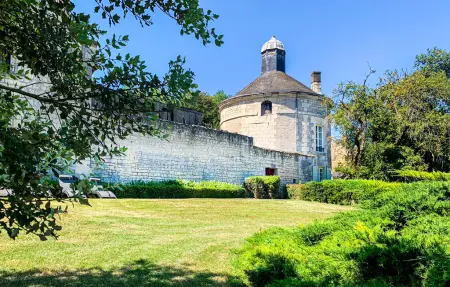Pigeonnier du 12e siècle à Chinon, vue château : photo 6
