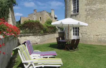 Pigeonnier du 12e siècle à Chinon, vue château : photo 8