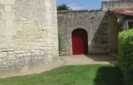 Pigeonnier du 12e siècle à Chinon, vue château : photo 9