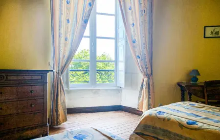 Pigeonnier du 12e siècle à Chinon, vue château : photo 16
