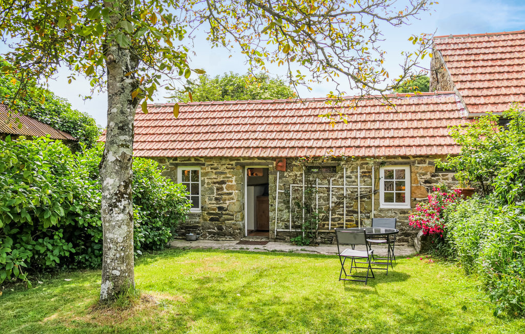 Maison rustique en pierre avec jardin à Quettehou - Photo 1