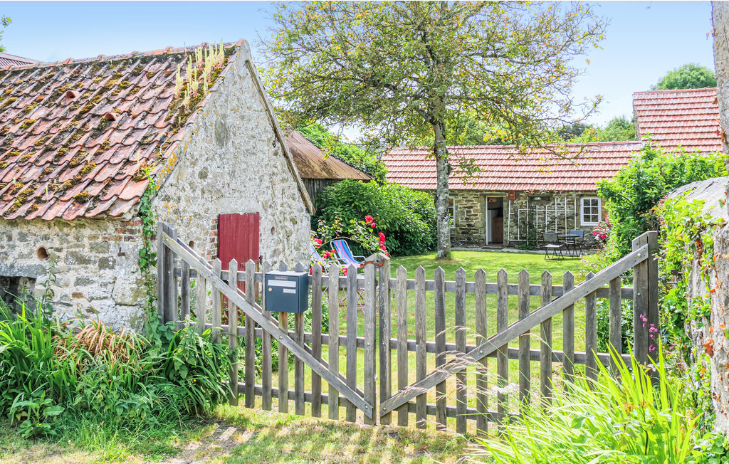 Maison rustique en pierre avec jardin à Quettehou - Photo 11