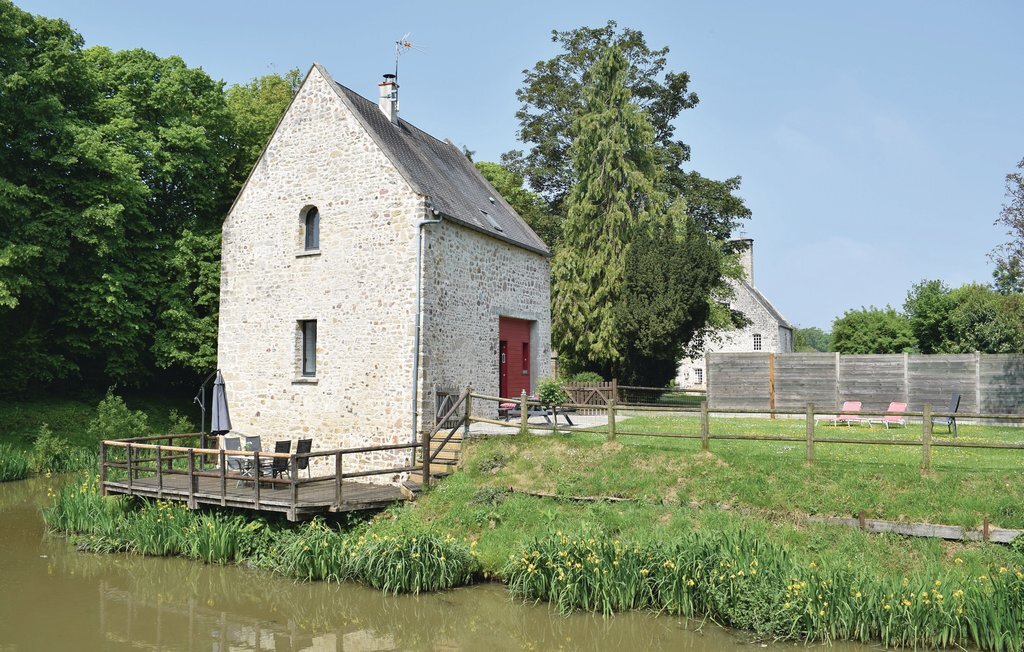 Ancienne chapelle restaurée aux douves du château - Photo 1