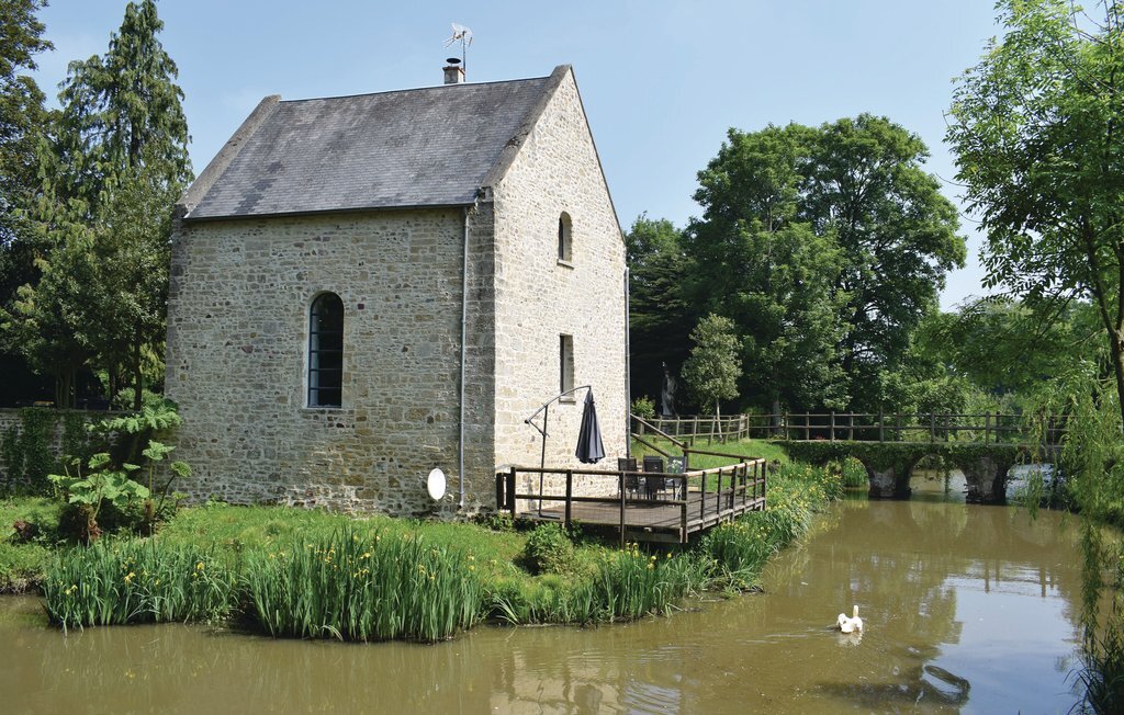 Ancienne chapelle restaurée aux douves du château - Photo 4