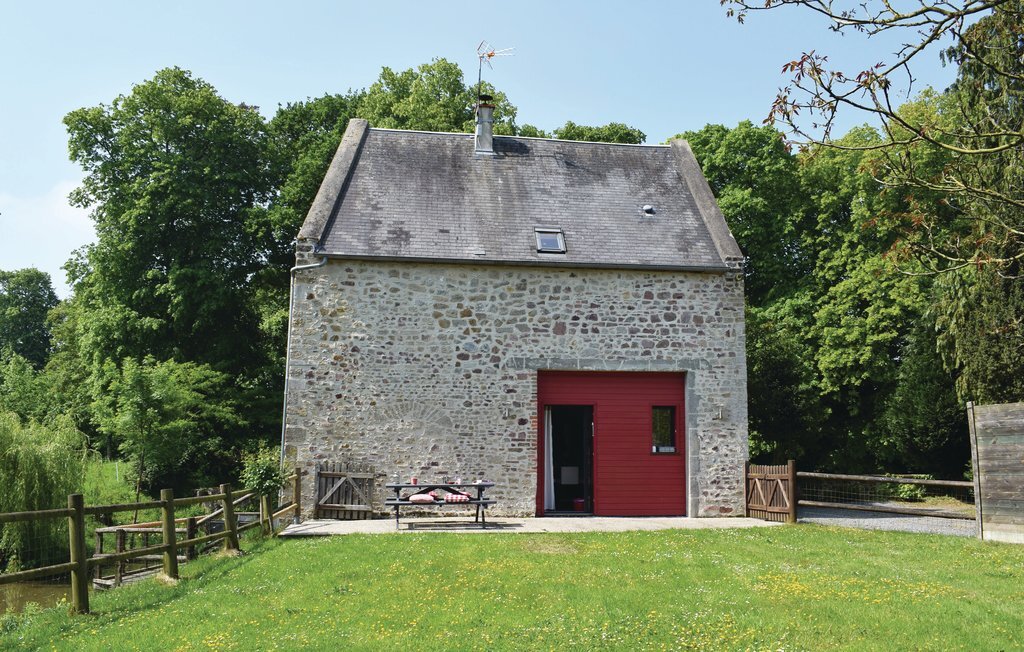 Ancienne chapelle restaurée aux douves du château - Photo 5