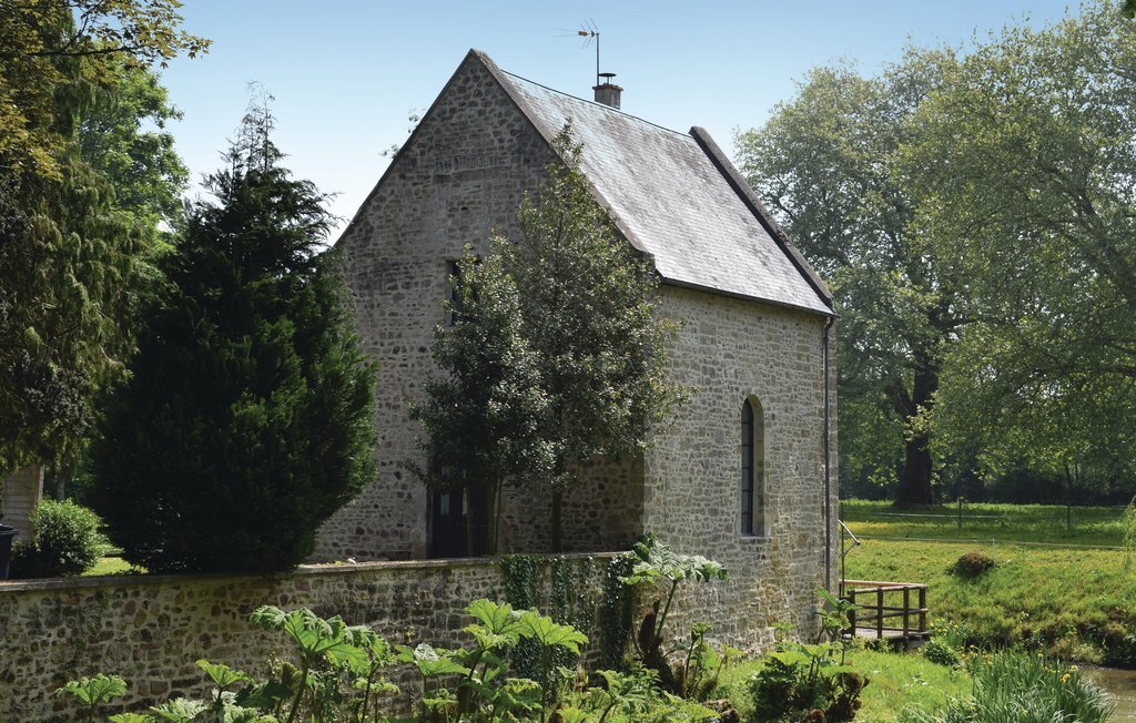 Ancienne chapelle restaurée aux douves du château - Photo 6