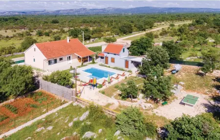 Maison 8 personnes à Pakovo Selo - Photo 1