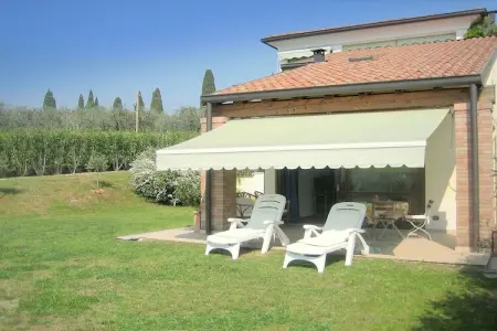 Location maison à Lazise, Maison de vacances spacieuse avec jardin privé