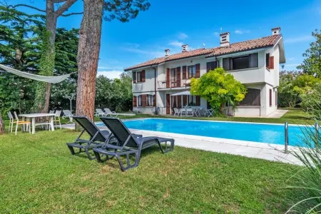 Location villa à Lazise, Villa au bord du lac de Garde avec piscine privée, jardin et accès direct au lac